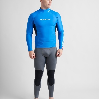 Homem com roupa desportiva azul e cinza posando em fundo branco