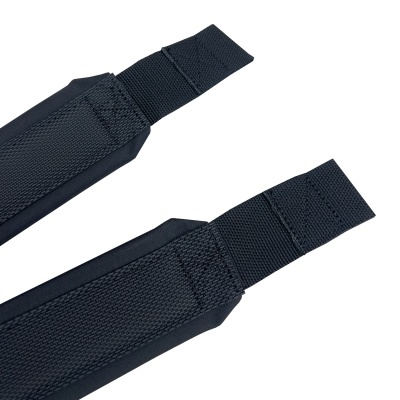 Tiras pretas de tecido resistente com costuras e velcro