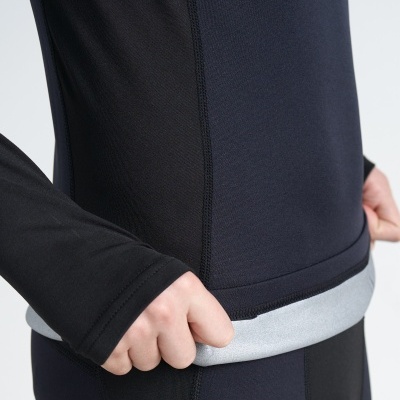 Roupa desportiva preta com detalhe cinza claro na bainha ajustada no corpo