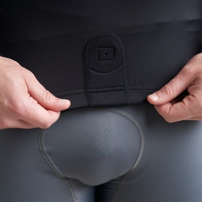 parte inferior de roupa desportiva justa cinzenta e peça superior preta com fecho de velcro