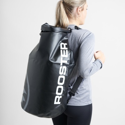 Mochila preta impermeável ROOSTER usada por mulher com roupa desportiva