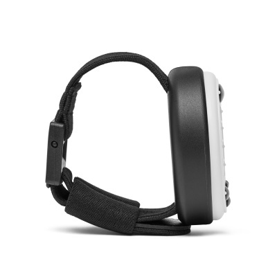 Relógio digital de pulso com bracelete preta e caixa preta com borda branca