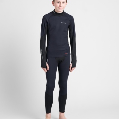 Roupa térmica infantil preta com camisola e calças justas, logótipos pequenos visíveis.