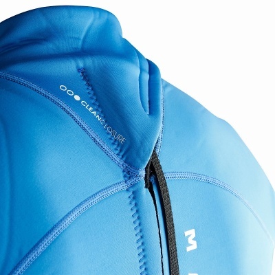 Casaco azul de neoprene com fecho preto e costuras reforçadas