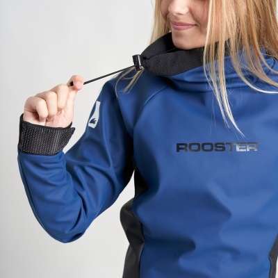 Pessoa jovem a usar sweatshirt azul e preta com capuz ajustável e texto ROOSTER