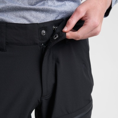 Calças pretas com fechos e bolsos