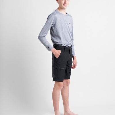 Rapaz jovem com camisola cinzenta de manga comprida e calções pretos