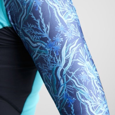 Manga comprida azul com padrão floral em peça de roupa