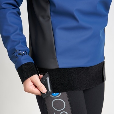 Roupa desportiva azul e preta com calças pretas e faixa cinza com texto 50