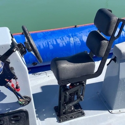 Assento hidráulico preto com apoio de cabeça duplo em barco