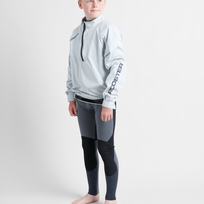 Menino com casaco cinzento e calças justas desportivas cinzentas e pretas