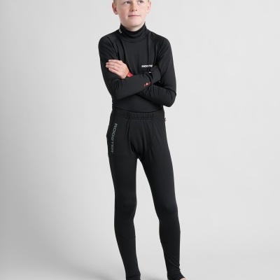 Criança vestindo roupa térmica preta com texto PROTECTER no peito e na perna