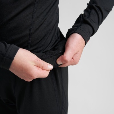 Pessoa vestindo roupa preta desportiva a mostrar interior elástico das calças