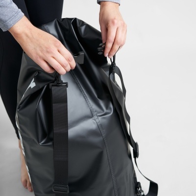 Mochila impermeável preta com alças ajustáveis e fecho por enrolar.