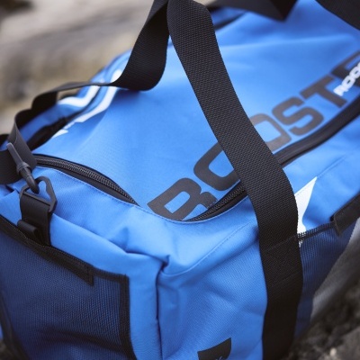 Mala desportiva azul com alças pretas e logótipo BOOST