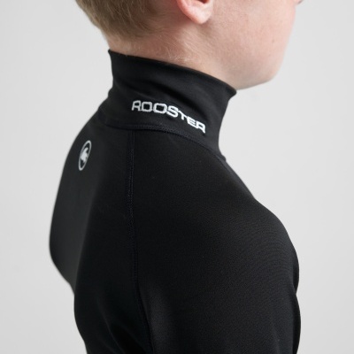 Camisola preta de gola alta com texto ROOSTER e logótipo branco nas costas