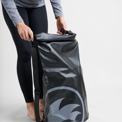 Mala impermeável preta com símbolo branco segurada por pessoa