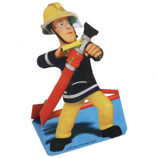 Figura decorativa de bombeiro com mangueira e capacete amarelo