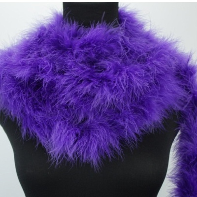 Cachecol triângulo peludo roxo num manequim preto