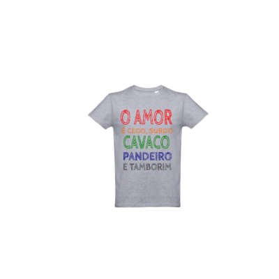 T-shirt cinzenta com texto colorido sobre amor e instrumentos musicais tradicionais.