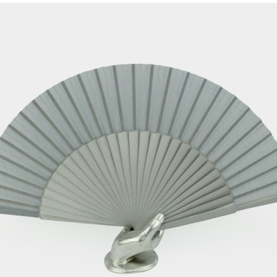 Leque de tecido cinzento com armação de madeira e base de mão prateada