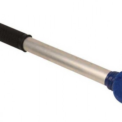 Martelo com cabo metálico e cabeça azul acolchoada