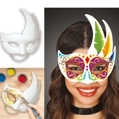 Máscara de Carnaval branca com pintura colorida e mulher a usar