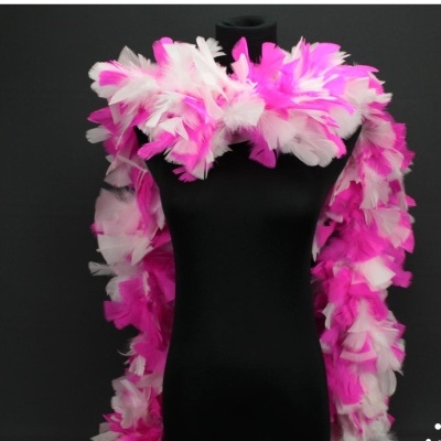 Lenço de penas branco e rosa fluorescente num manequim preto