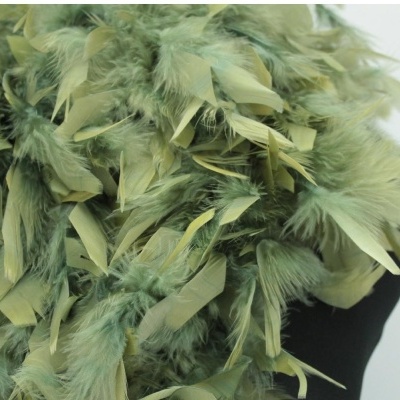 Penas artificiais verdes de várias texturas sobre fundo preto