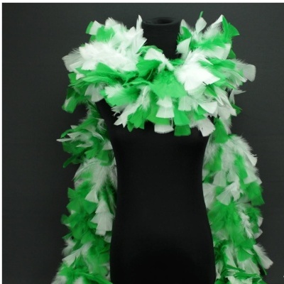 Echarpe verde e branca tipo pena em manequim preto