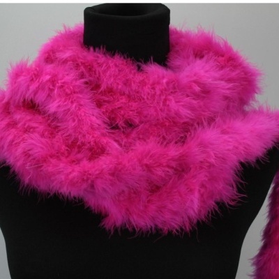 lenço rosa de penas num manequim preto