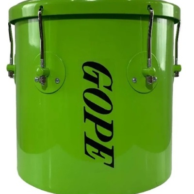 Tambor verde com a palavra GOPE escrita em preto