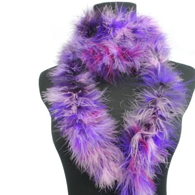 Cachecol estilo plumas em tons de roxo e lilás em manequim preto