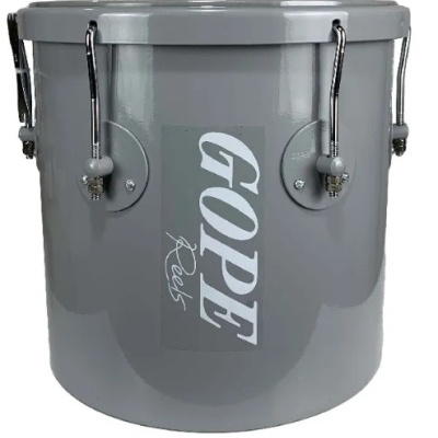 Tambor de percussão cinzento com fechos metálicos e texto GOPE Red's