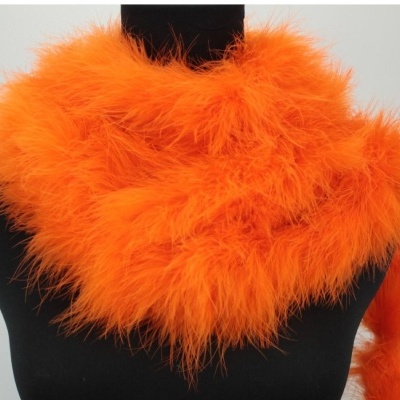 Cachecol ou estola de penas laranja numa base preta