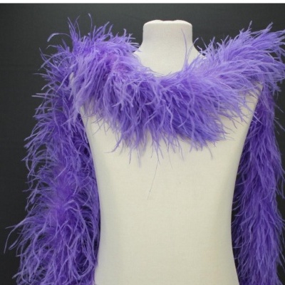 Cachecol ou acessório de penas roxo num manequim branco