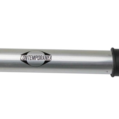 Bastão de treino prateado com bola vermelha e empunhadura preta