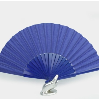 Leque dobrável azul com suporte metálico