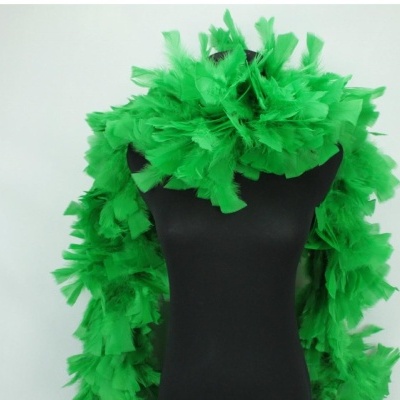 Boa verde de penas em manequim preto