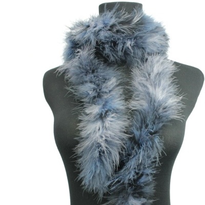 Cachecol de penas azul e cinzento num manequim preto