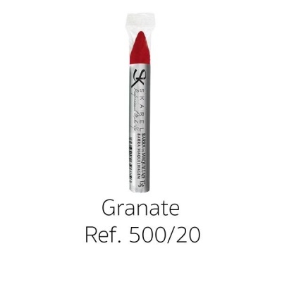 Batom lápis vermelho granate com embalagem prateada e tampa transparente