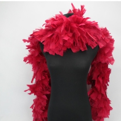 Lenço de penas vermelhas em manequim preto