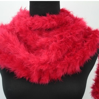 Cachecol de penas vermelhas num manequim preto