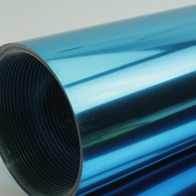 Tubo metálico azul brilhante com interior roscado preto