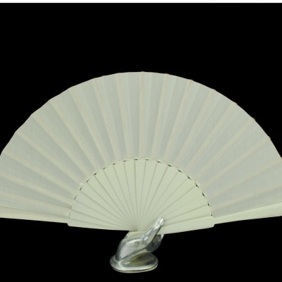 Leque dobrável tecido branco com estrutura clara em mão metálica prateada