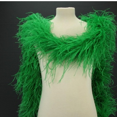 Lenço verde com plumas em manequim branco