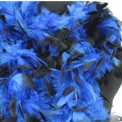 Penas de boa azul e preta entrelaçadas