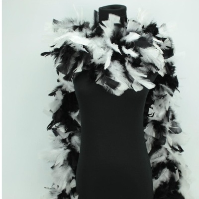 Lenço de penas preto e branco num manequim preto