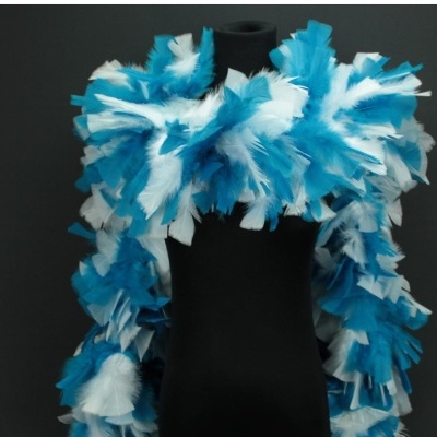 Cachecol de penas azul turquesa e branco num manequim preto