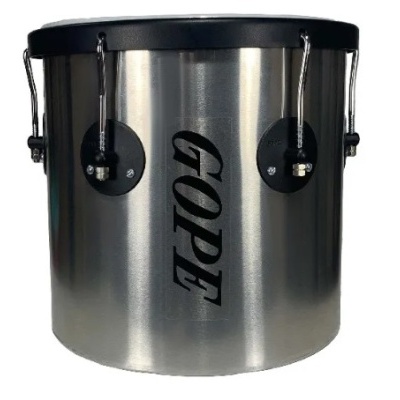 Caixa de percussão metálica prateada com borda preta e a palavra GOPE